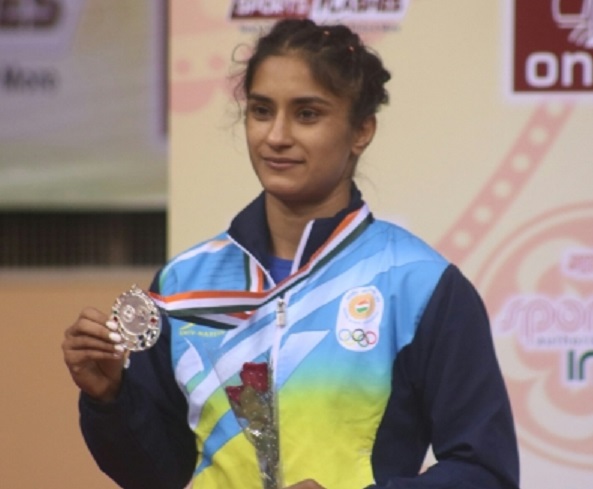 विनेश फोगाट: विरासत में मिला रेसलिंग का खेल, कॉमनवेल्थ गेम्स में जीते 3 गोल्ड, विवादों से भी रहा नाता