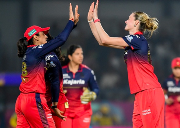 हम टीम से कहते रहे कि फाइनल बस एक जीत दूर है : स्मृति मंधाना
