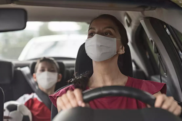गाड़ी में अकेले हों, तब भी मास्क पहनना अनिवार्य: दिल्ली हाई कोर्ट