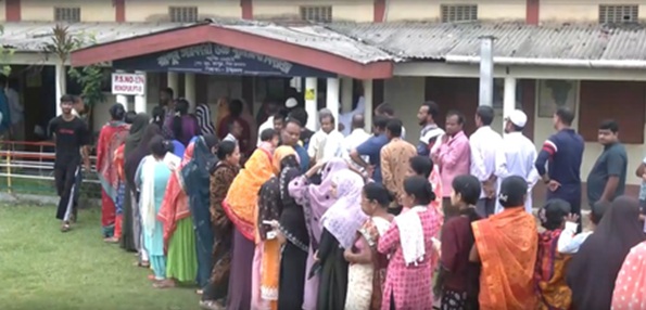 असम में मतदान केंद्रों पर बड़ी संख्या में पहुंचीं महिलाएं, फर्स्ट टाइम वोटर बोले- हमें चाहिए विकास 
