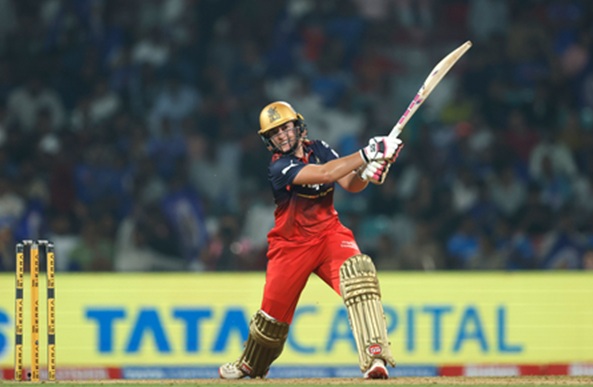 WPL : 6, 4, 6, 4 नादिन डी क्लार्क ने 4 गेंदों में बनाए 20 रन, मुंबई पर आरसीबी की रोमांचक जीत
