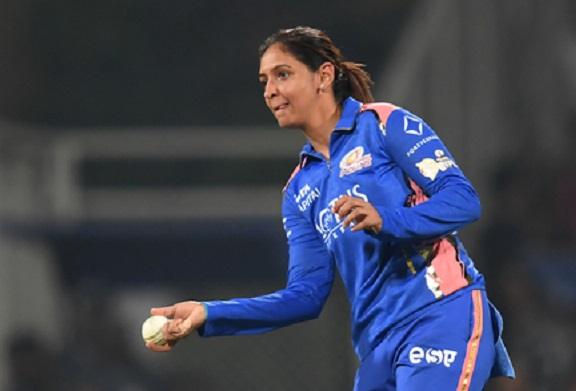 WPL : मुंबई इंडियंस ने टॉस जीतकर चुनी गेंदबाजी, दोनों टीमों में बदलाव