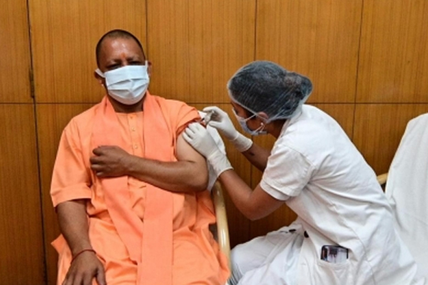 मुख्यमंत्री योगी ने लगवाई कोविड 19 वैक्सीन की पहली खुराक