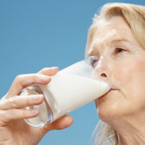 किसी वृद्ध के लिए दूध पीने के क्या फायदे हैं?