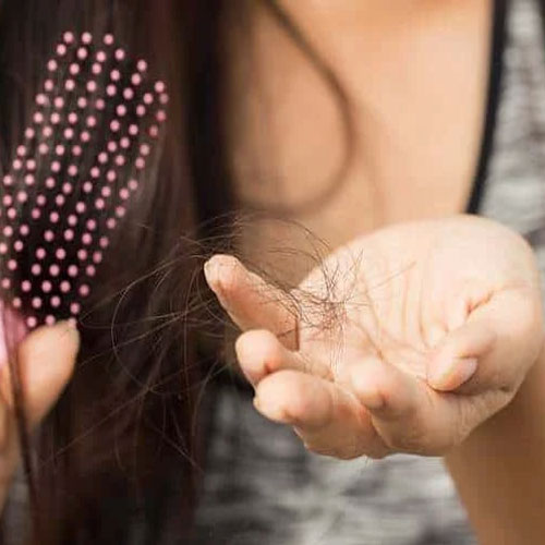 कहीं इन गलतियों से तो नहीं झड़ रहे आपके बाल? जानें आयुर्वेद के सही तरीके