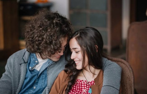 कहीं प्यार के चक्कर में नजरअंदाज तो नहीं कर रहे ये Red Flags, रिश्ते में पड़ने से पहले खुद से पूछें ये सवाल