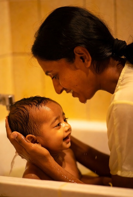 Moms & Baby Care : नवजात शिशु को नहलाते समय न करें ये गलतियां, जानिए सही तरीका
