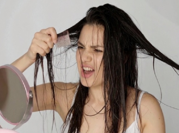 Beauty Care: गर्मियों के आते ही चिपचिपे हो जाते हैं बाल, सभी परेशानियों से निजात दिलाएंगे ये आयुर्वेदिक तेल
