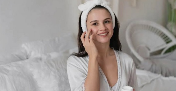 Beauty Tips: महंगे प्रोडक्ट्स छोड़ें 35 के बाद इस Homemade Night Cream से पाएं नेचुरल यंग लुक
