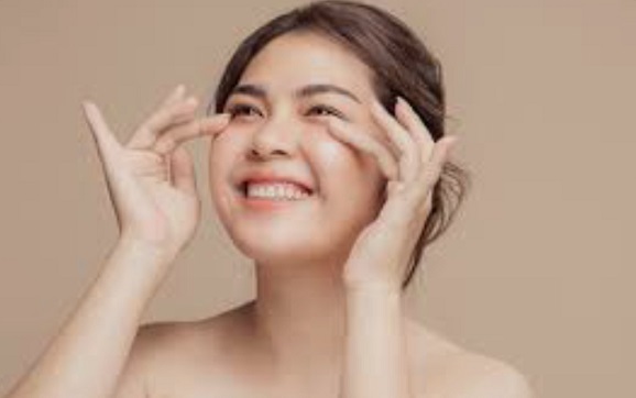 Beauty Tips : बिना मेकअप के पाएं शीशे सी चमक वर्किंग वुमन के लिए 5 आसान कोरियन स्टेप्स 