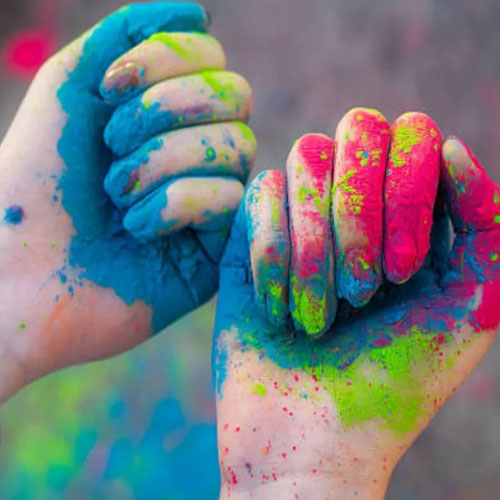 Beauty Tips: होली खेलते समय नेल्स में घुस जाता है रंग, तो इस तरह करें क्लीन