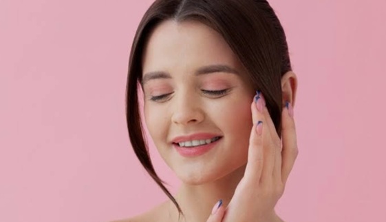 Beauty Tips: क्रीम-लोशन को कहें बाय-बाय: किचन की इन 5 चीजों से चेहरे पर आएगा सेलिब्रिटी जैसा नेचुरल ग्लो
