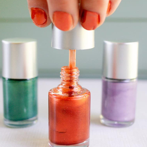 Beauty Tips: घर पर बना सकती हैं नेचुरल नेल पेंट, हाथ दिखेंगे खूबसूरत