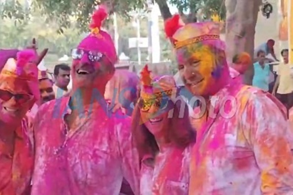 बेफिक्र होकर मनाए होली, जिद्दी रंगों से नाखूनों को बचाने के लिए अपनाएं ये आसान टिप्स
