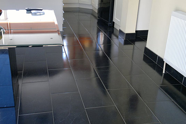 Cleaning Tips: इस तरह साफ करें फर्श पर लगी काली टाइल्स, चमक उठेगा फ्लोर