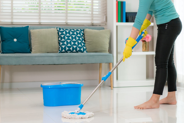 Cleaning Tips: पोछा लगाते समय मिला लें ये छोटी सी चीज, खुशबूदार बना रहेगा कमरा