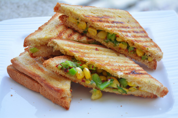 घर पर ऐसे बनाएं Corn Capsicum Sandwich....