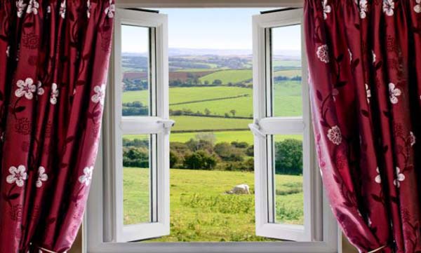 परदों की चमक से दमके घर