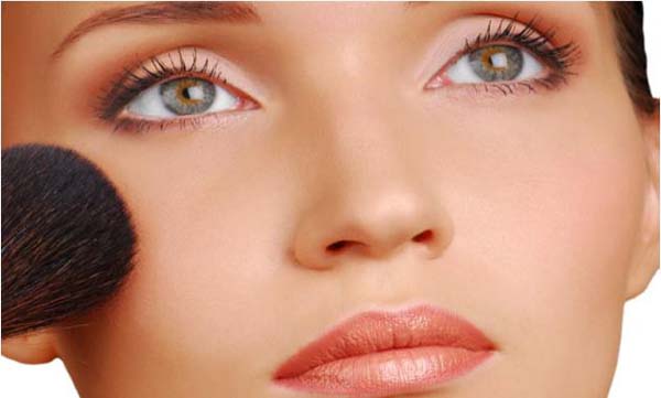 रोज मेकअप से स्किन को नुकसान
