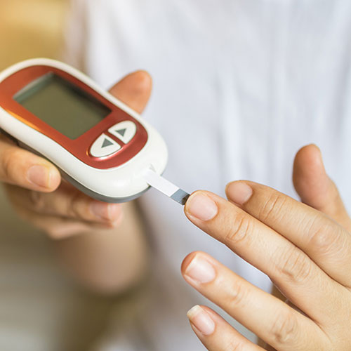 अचानक नहीं होती डायबिटीज की परेशानी, ये आदतें देती हैं बुलावा 
