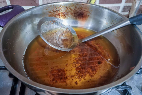 पूड़ी या पकौड़े बनाने पर तेल में जमा हो जाती है गंदगी, तो इस तरह करें साफ