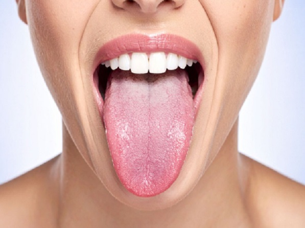 हल्के में न लें सफेद जीभ की परेशानी, देती है शरीर की आंतरिक बीमारियों का संकेत 