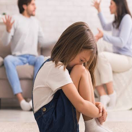 बच्चों के सामने भूलकर भी न करें ये गलतियां, पड़ सकता है उनकी परवरिश पर बुरा असर