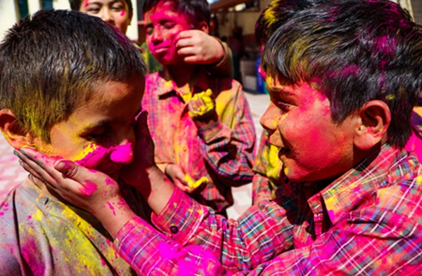 होली के कपड़ों पर लगे रंग के दागों से परेशान न हों, साफ करने के आसान टिप्स अपनाएं
