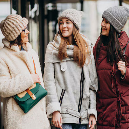 Fashion Tips: सर्दियों में स्टाइल करें इस तरह के कैप, दिखेंगी सबसे अलग