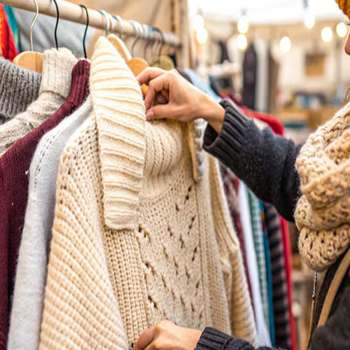 Fashion Tips: सर्दियों में बिल्कुल नहीं लगेगी ठंड, स्वेटर खरीदने से पहले इन बातों का रखें ध्यान