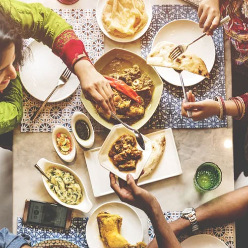 भोजन करने से पहले इन नियमों का करें पालन, अन्नपूर्णा के आशीर्वाद से होगी तरक्की 