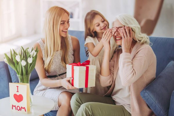 मदर्स डे पर मां को दें इस तरह के गिफ्ट्स, खुशी से झूम उठेंगी मम्मी