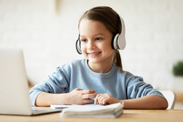 बच्चों की सुनने की क्षमता को प्रभावित कर सकते हैं हेडफोन, ईयरबड