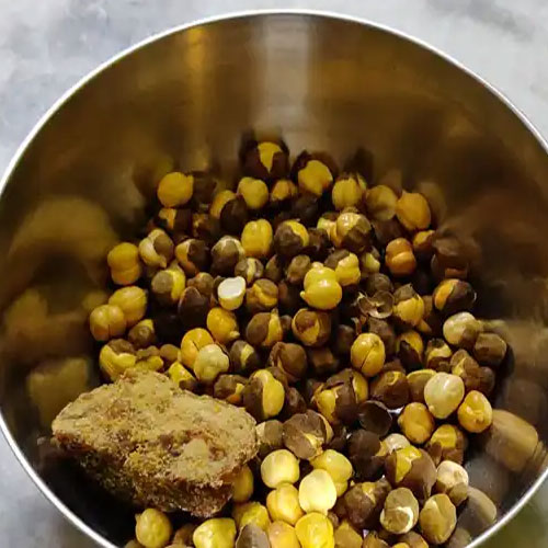 Health Tips: सर्दियों में रोजाना खाएं एक मुट्ठी गुड़ चना, सेहत को मिलते हैं गजब के फायदे