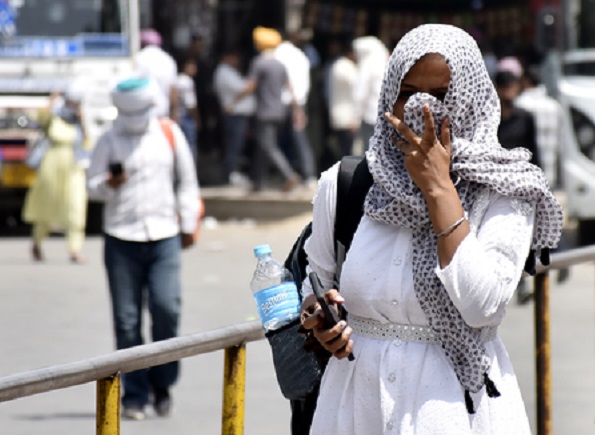 Health Tips : भीषण गर्मी से बिगड़ सकती है आपकी सेहत, खुद को ऐसे रखें सुरक्षित
