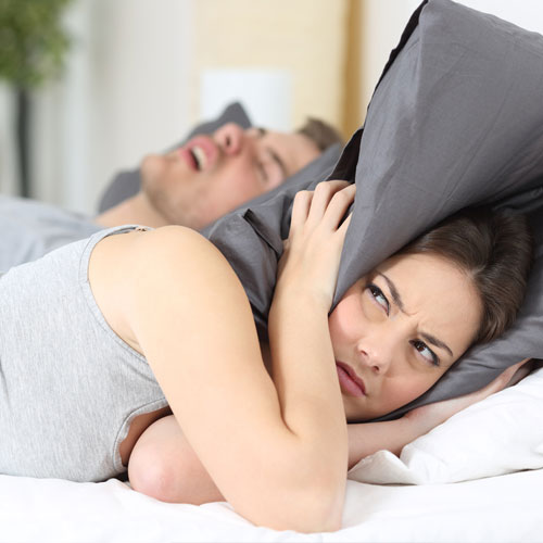 Health Tips: आपकी सेहत खराब कर सकते हैं खर्राटे, करें ये काम