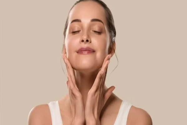 स्किन केयर में सोशल मीडिया के नुस्खे कितने सही, हर वायरल टिप आपकी त्वचा के लिए नहीं