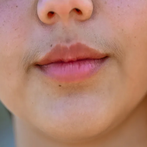 लोगों के सामने शर्मिंदा कर रहा है फेशियल हेयर, तो इस तरह करें क्लीन