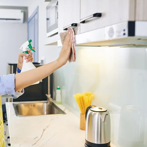 किचन में खाना बनाते समय जम गई है तेल की चिकनाई, तो जिद्दी दागों को ऐसे करें साफ