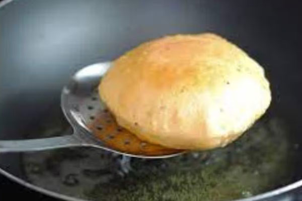 पूरियों के अंदर घुसा रहता है तेल, तो इन तरीकों से सोखें