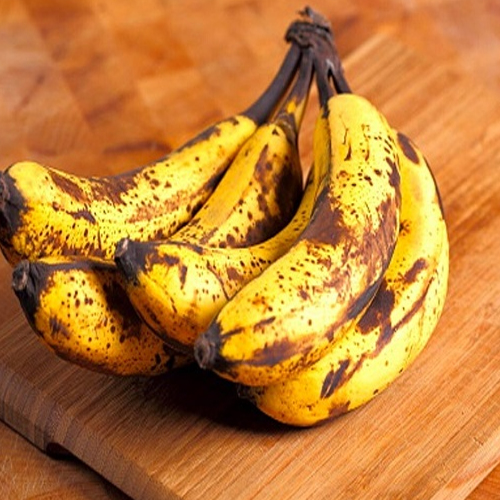 काले पड़ने लगे है घर में रखे केले , तो इस तरह गलने से बचाएं