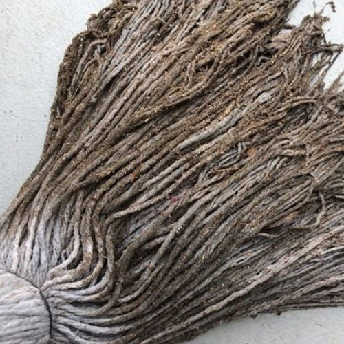 एकदम काला हो गया है पोछा, तो इस तरह करें साफ सुथरा