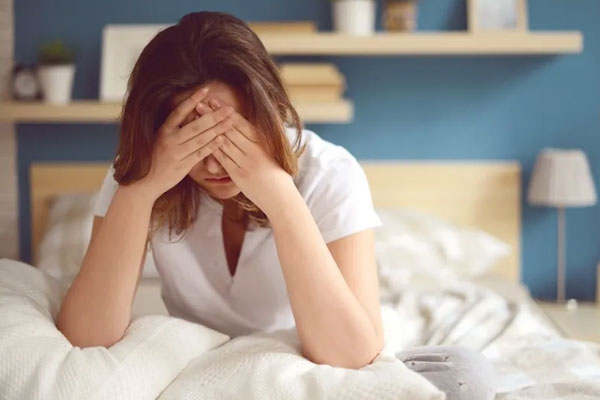 सो के उठने के बाद महसूस होता है चिड़चिड़ापन, तो करें ये काम