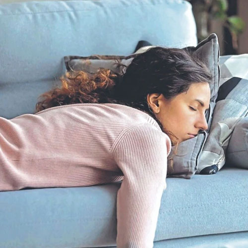 बिना काम पूरे दिन रहती है थकान तो अनदेखा न करें, हो सकती है इस विटामिन की कमी