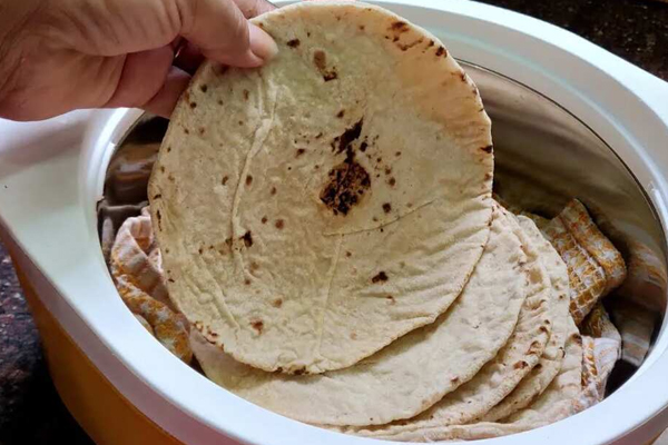 बच गई है रात की बासी रोटियां, तो घी चीनी लगाकर खाने से मिलते हैं फायदे