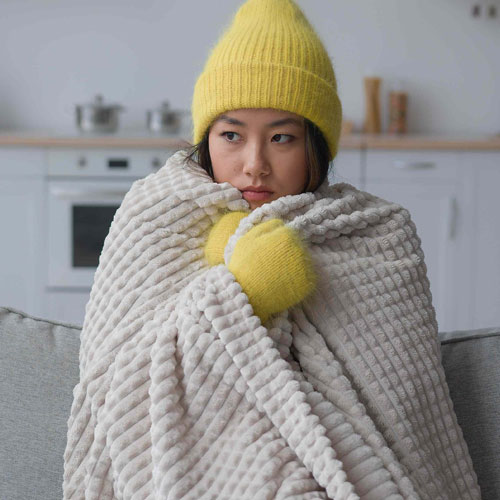 ऊनी कपड़े पहनने के बाद भी लगती है कड़ाके की ठंड, तो फॉलो करें ये नेचुरल हिटिंग टिप्स