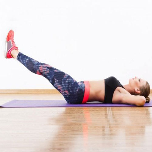 कब्ज और गैस से रहते हैं परेशान तो उत्तानपादासन देता है राहत, मांसपेशियां होती हैं मजबूत