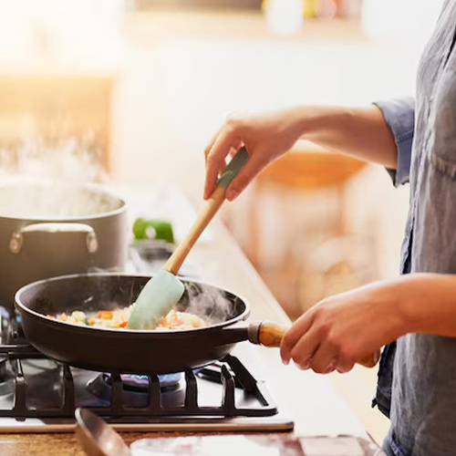 रसोई में झटपट निपटाना है काम, तो ध्यान रखें ये कुकिंग टिप्स