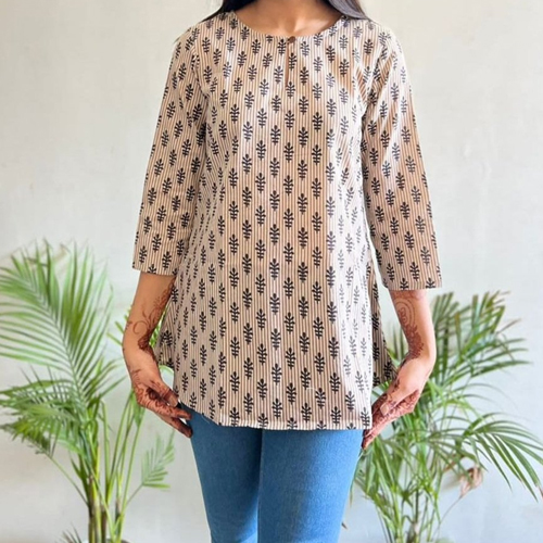 गर्मियों में बॉडी को रखना है कूल और कंफर्ट, तो ट्राई करें सूती शॉर्ट कुर्ती