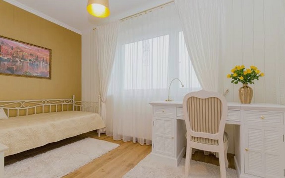 गर्मियों में घर को रखना है कूल तो खिड़कियों के लिए चुनें ये खास पर्दे, कमरे में बनी रहेगी पहाड़ जैसी ठंडक